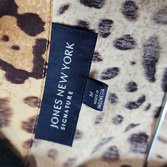 Jones New York Signature Wrap Top - Picture 2 of 10